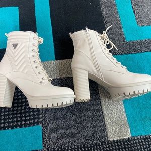 USED: Woman Guess heel boots size 9